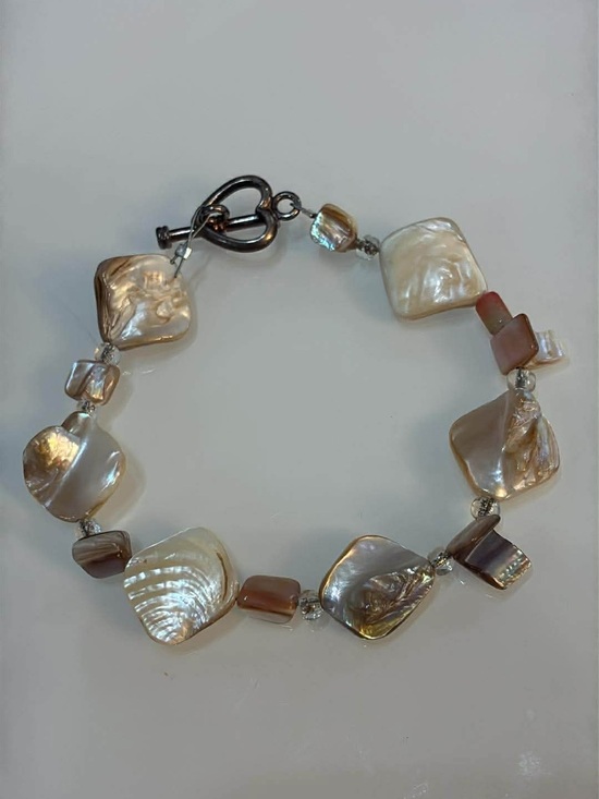 Jewelry - Freshwater Shell Bracelet in Iridescent Cream